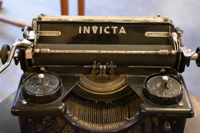 Starožitný psací stroj zn. INVICTA