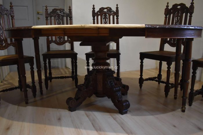 Starožitný rozkládací dubový stůl a židle