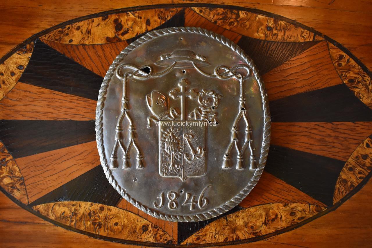 Starožitný biskupský znak Starožitný biskupský znak