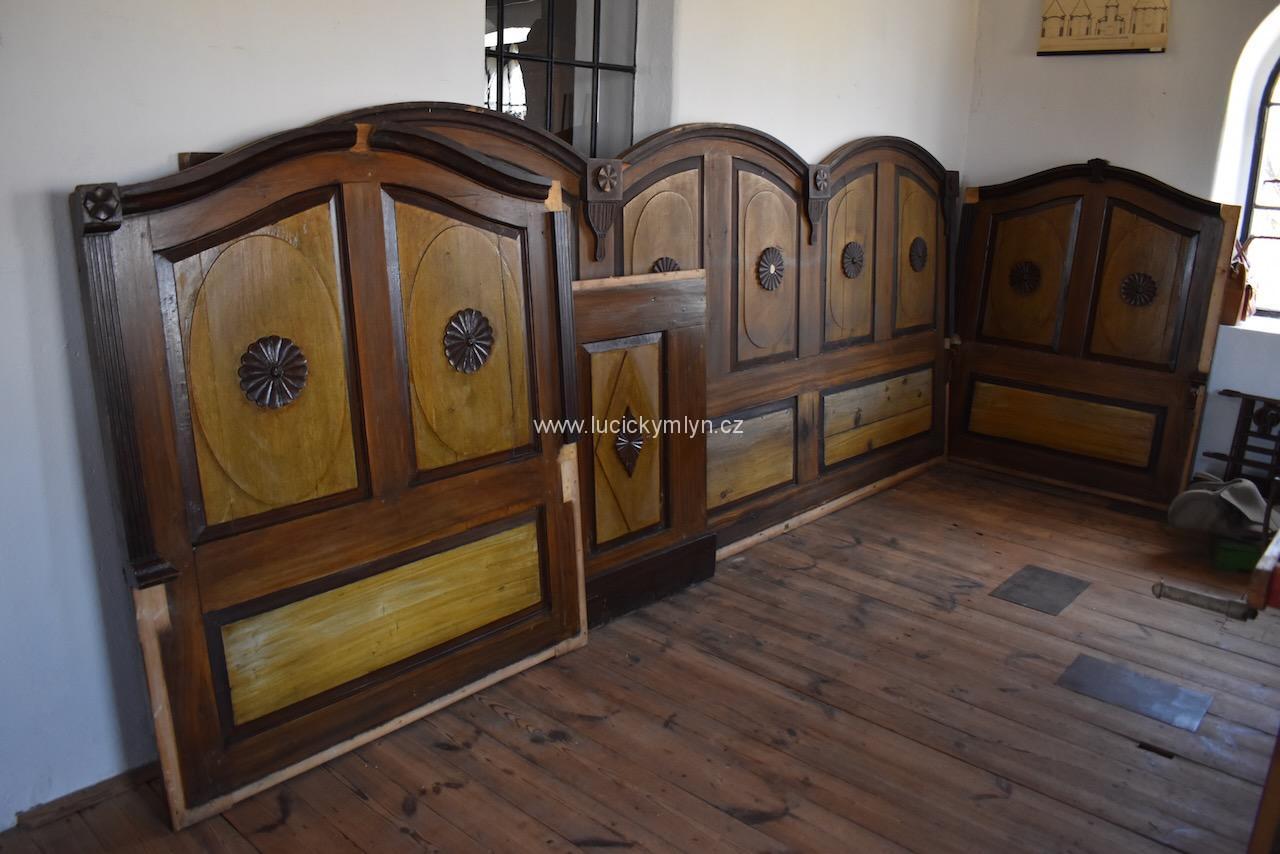 Originální starožitné dílce z vyřazených kostelních lavic Originální starožitné dílce z vyřazených kostelních lavic