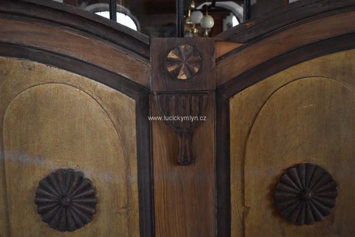 Originální starožitné dílce z vyřazených kostelních lavic