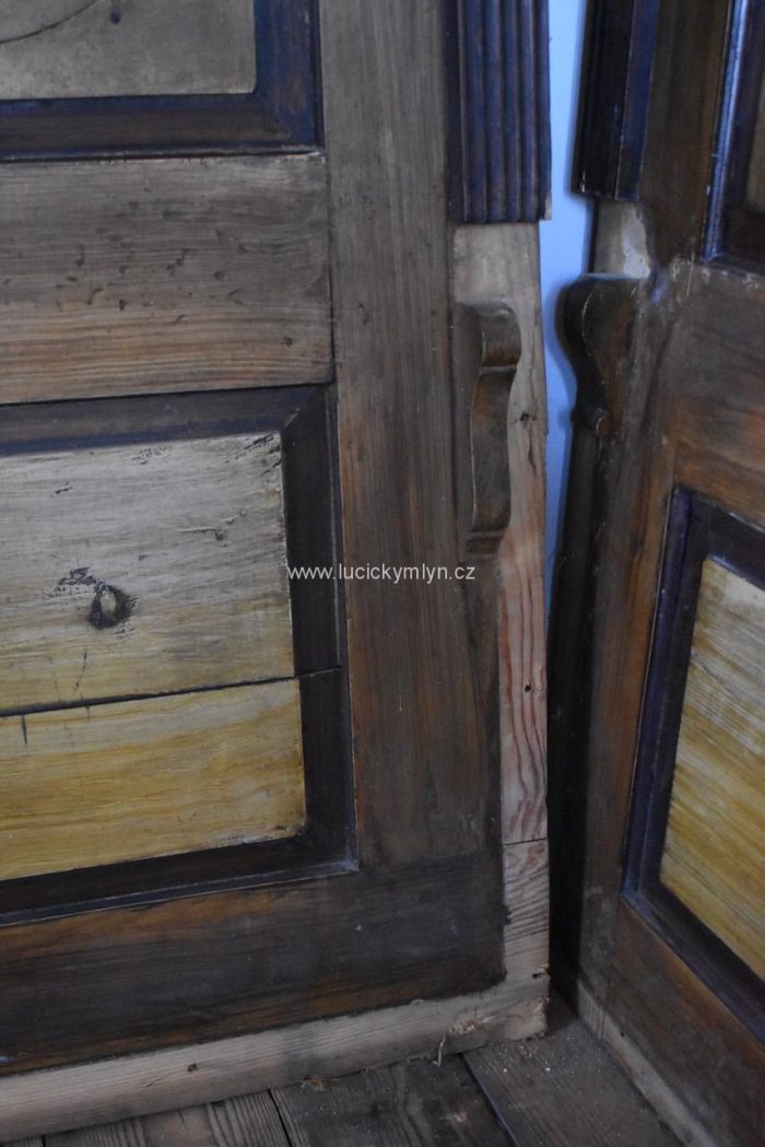 Originální starožitné dílce z vyřazených kostelních lavic