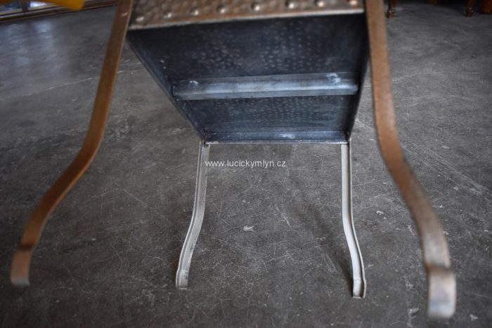Měšťanský secesní starožitný stolek