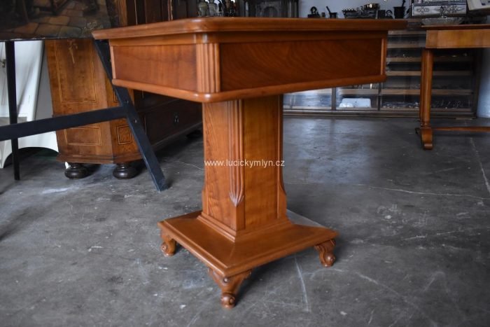 Starožitný prvorepublikový stolek