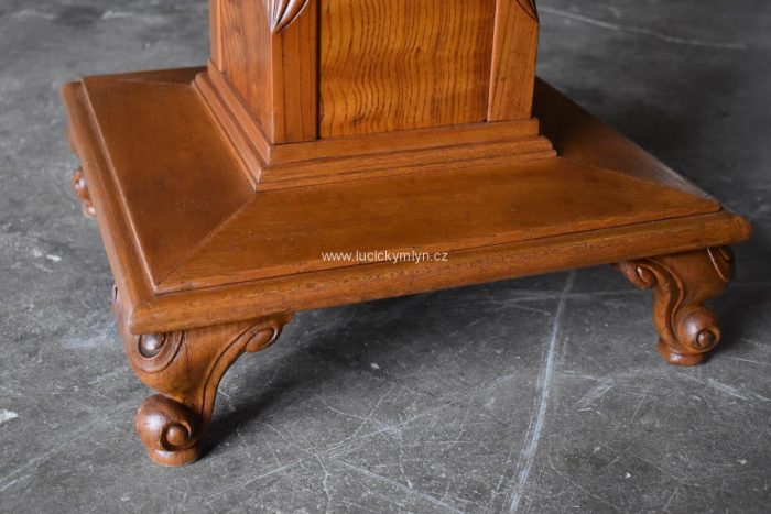 Starožitný prvorepublikový stolek