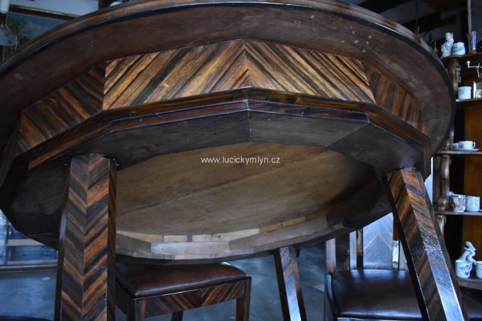 Reprezentativní starožitný stůl se čtyřmi židlemi