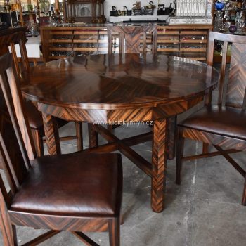Reprezentativní starožitný stůl se čtyřmi židlemi