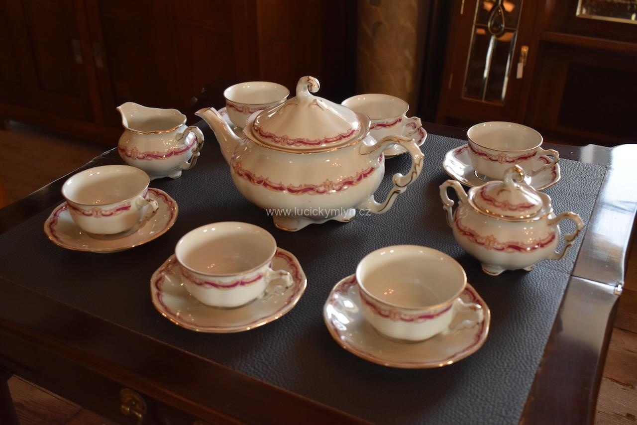 Krásný čajový porcelánový servis pro 6 osob Krásný čajový porcelánový servis pro 6 osob