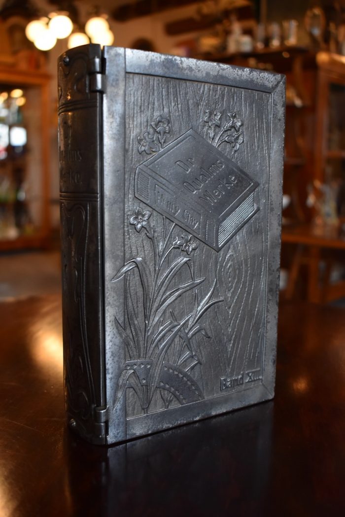 Starožitná schránka na luxusní cigára či doutníky, nápaditě vyrobená v období secese ve tvaru knihy, z umělecké litiny
