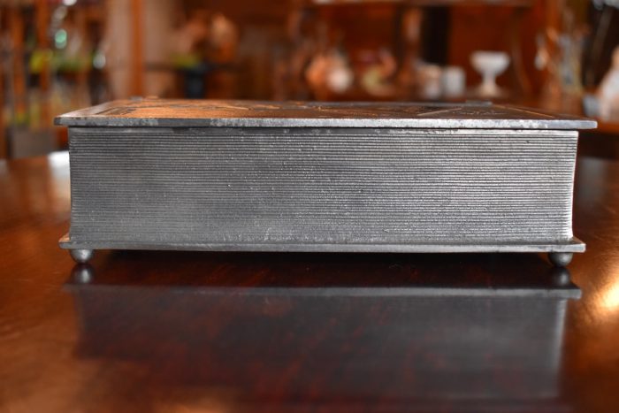 Starožitná schránka na luxusní cigára či doutníky, nápaditě vyrobená v období secese ve tvaru knihy, z umělecké litiny