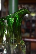 Působivý starožitný džbán z foukaného zeleně tónovaného skla