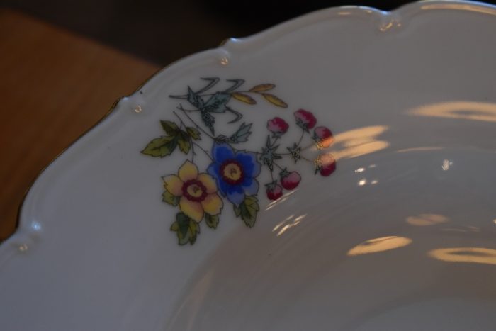 Sváteční porcelánový servis v historizujícím romanticky laděném stylu