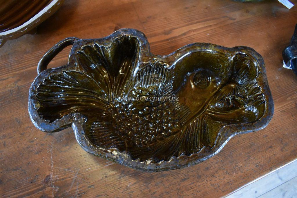 Forma z hnědozeleně glazované keramiky ve tvaru ryby