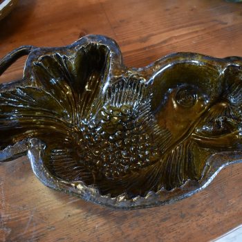 Forma z hnědozeleně glazované keramiky ve tvaru ryby