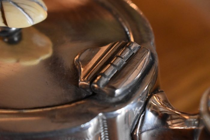 Starožitná postříbřená konvička na čaj vyrobená z umělecky litého cínu pochází z období po roce 1870