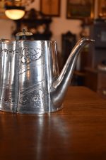 Starožitná postříbřená konvička na čaj vyrobená z umělecky litého cínu pochází z období po roce 1870
