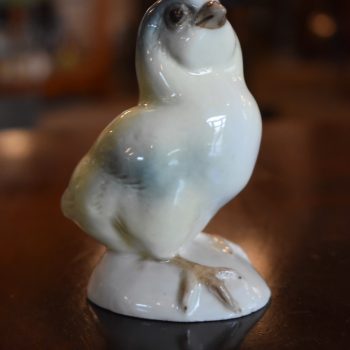 Porcelánová soška kuřátka či ptáčka