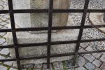 Velmi pevná starožitná okenní mříž