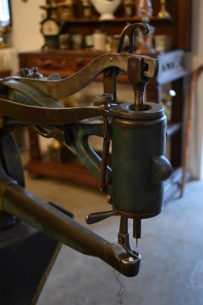 Starožitný ševcovský šicí stroj na kůži