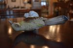Sběratelská soška ptáčka s vinnými hrozny, označená lepeným štítkem ROYAL DUX z decentně malovaného porcelánu