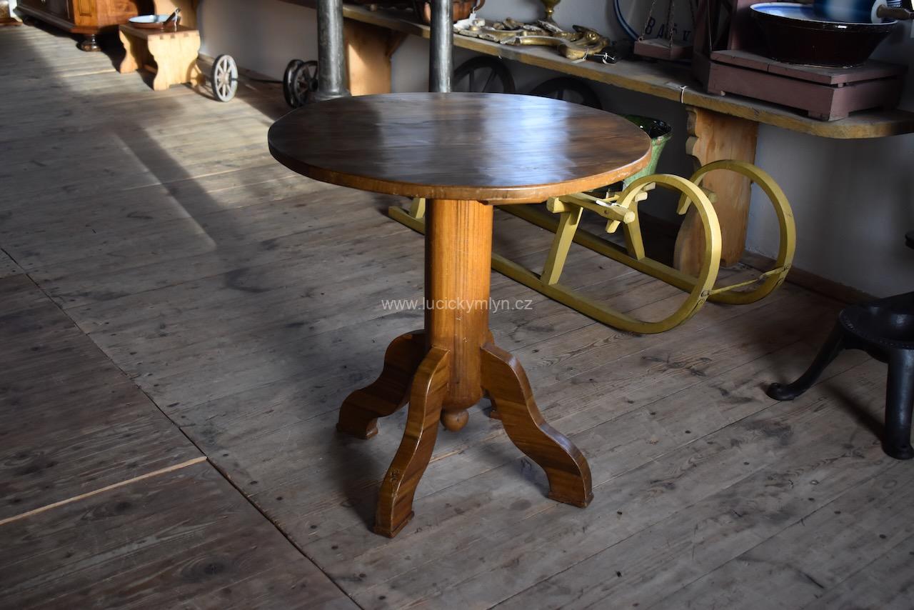 Starožitný kulatý stolek z romantického období biedermeieru Starožitný kulatý stolek z romantického období biedermeieru