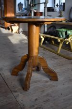 Starožitný kulatý stolek z romantického období biedermeieru