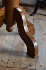 Starožitný kulatý stolek z romantického období biedermeieru