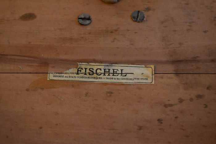 Velmi vkusný kulatý stůl kavárenského typu Fischel