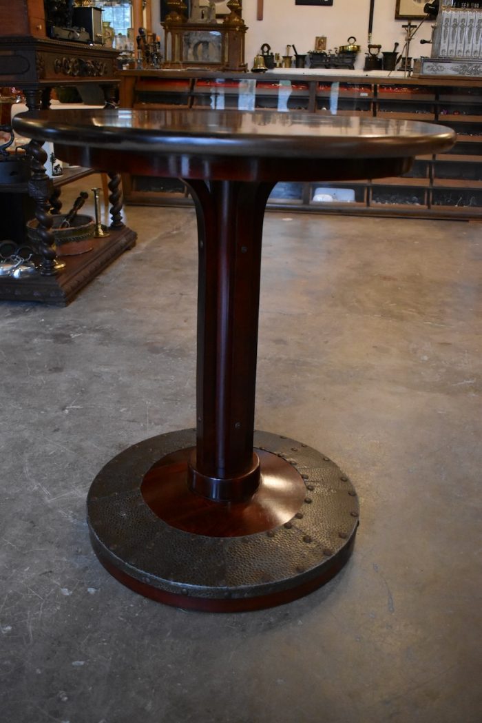 Velmi vkusný kulatý stůl kavárenského typu Fischel