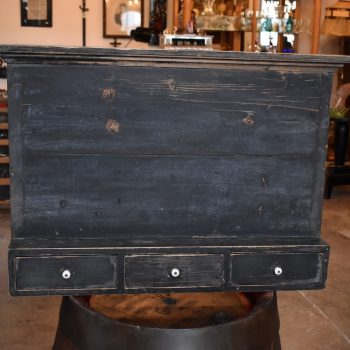 Starožitná obchodní tabule s matně černým povrchem, šikovně osazená předsunutou poličkou se šuplíky