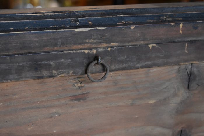 Starožitná obchodní tabule s matně černým povrchem, šikovně osazená předsunutou poličkou se šuplíky