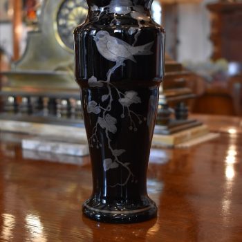 Starožitná váza ze sytě černého lesklého skla