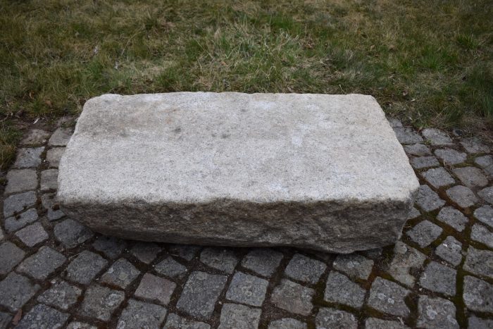 Větší a silná žulová deska či schodnice ručně sekaná z masivního kamene