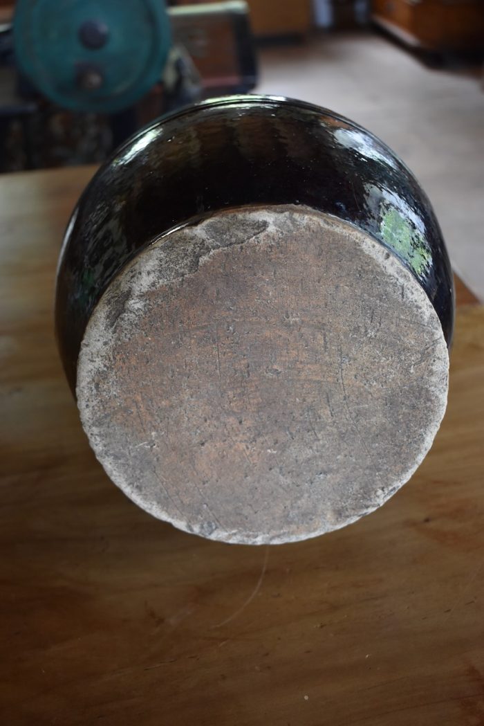 Velký starožitný džbán z tmavě glazované kameniny