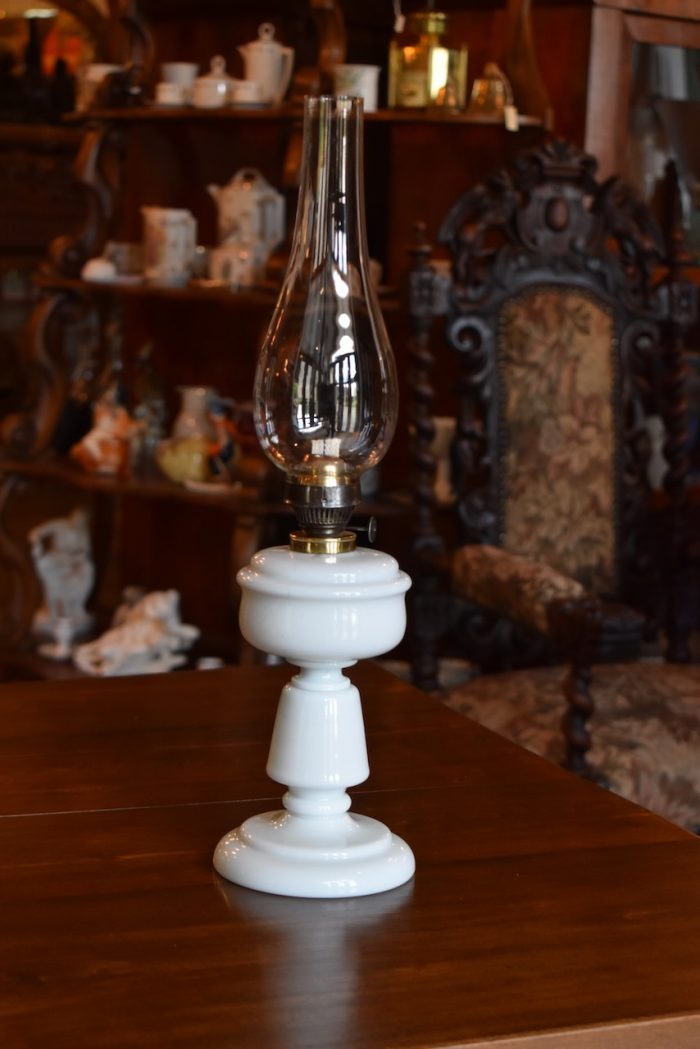 Menší starožitná lampa na petrolej