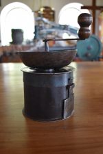 Starožitný ruční mlýnek na kávu