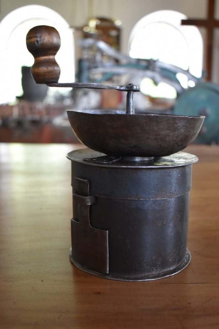 Starožitný ruční mlýnek na kávu