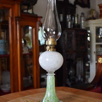 Krásně propracovaná petrolejová lampa