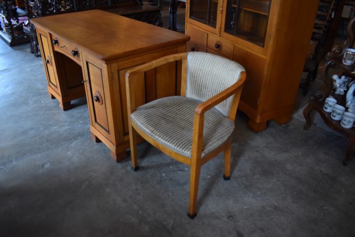 Starožitný psací stůl v jedinečném rondokubistickém stylu