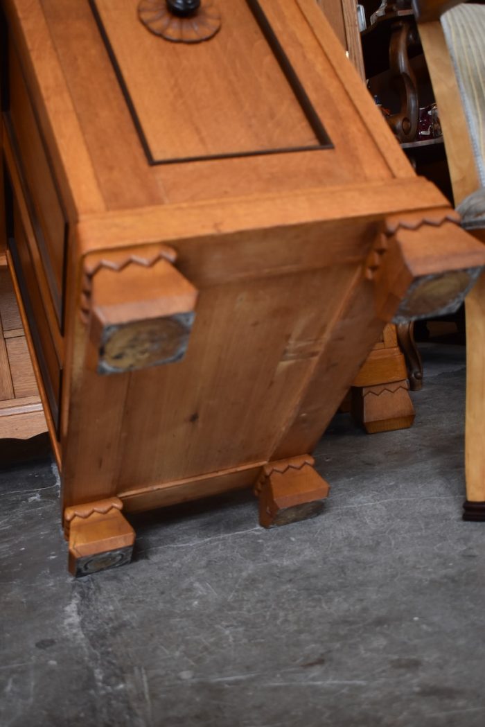 Starožitný psací stůl v jedinečném rondokubistickém stylu