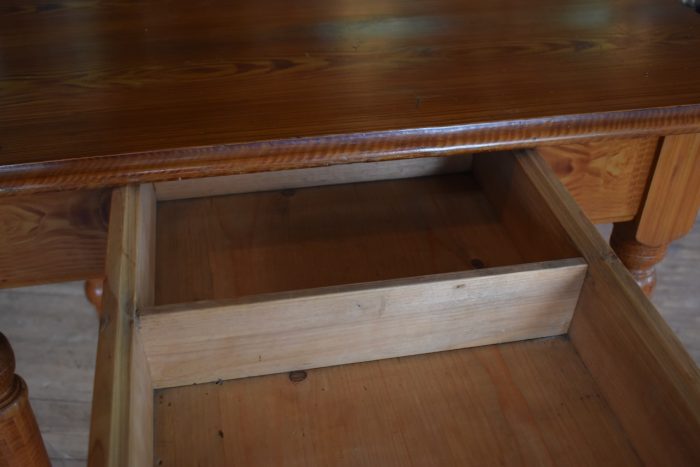Starožitný soustružený stůl