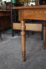 Velmi zachovalý starožitný stůl z mořeného bukového dřeva