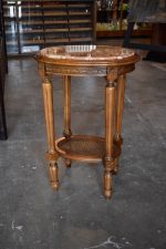 Menší starožitný oválný stolek v elegantním zámeckém, klasicistním stylu, osazený krásnou mramorovou deskou