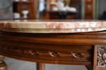 Menší starožitný oválný stolek v elegantním zámeckém, klasicistním stylu, osazený krásnou mramorovou deskou