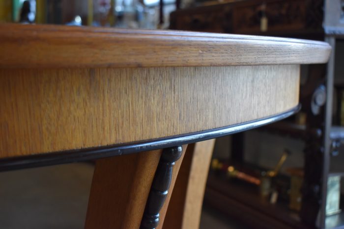 Starožitný oválný stůl v jedinečném rondokubistickém stylu