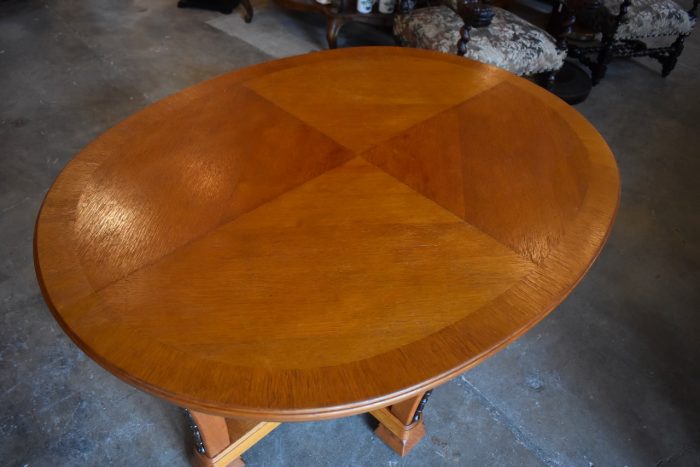 Starožitný oválný stůl v jedinečném rondokubistickém stylu
