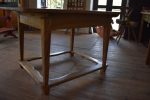 Starožitný trnožový stůl