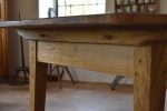 Starožitný trnožový stůl