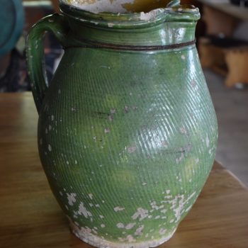 Starožitný džbán z kameniny se světle zelenou glazurou
