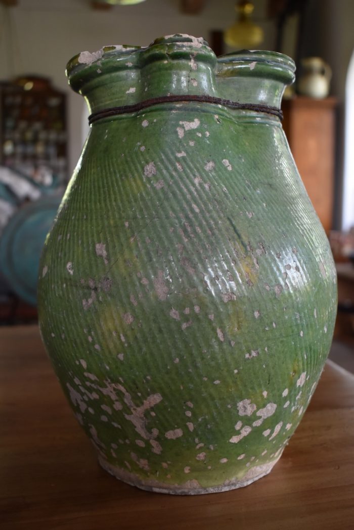 Starožitný džbán z kameniny se světle zelenou glazurou